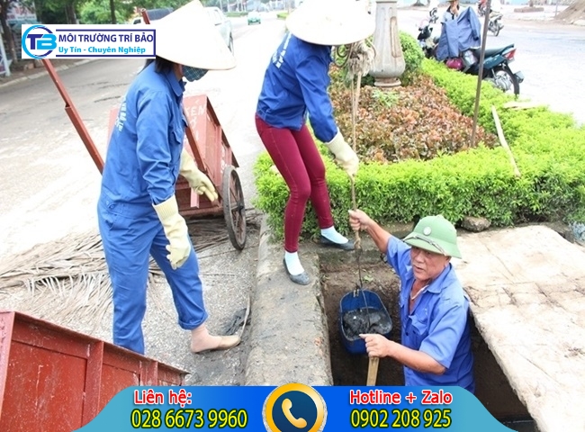 C&ocirc;ng việc nạo v&eacute;t hố ga của Tr&iacute; Bảo