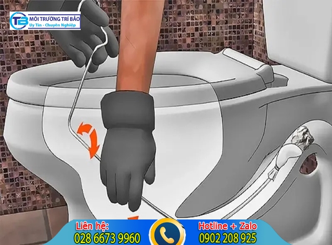 Thông bồn cầu nghẹt quận 5 bằng móc