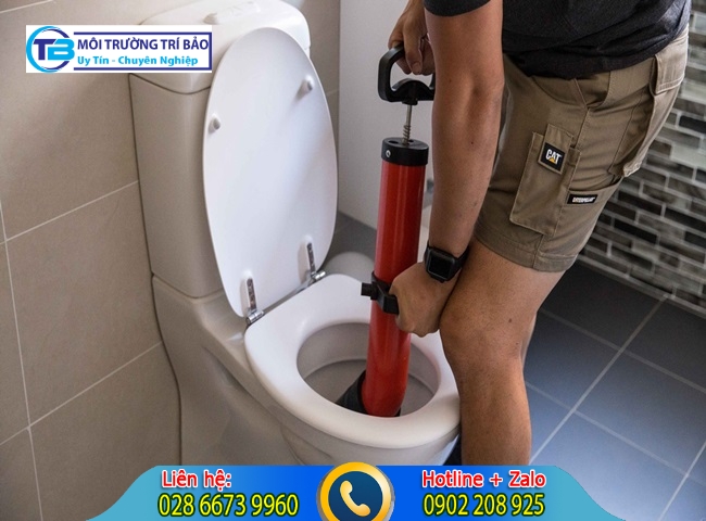 Th&ocirc;ng bồn cầu Quận 4 bằng m&aacute;y n&eacute;n kh&iacute;