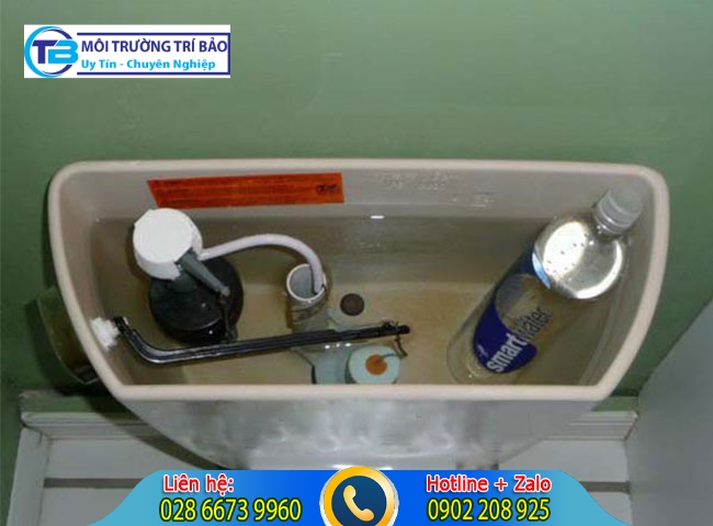 Dùng chai thủy tinh có thể tiết kiệm nước khi sử dụng bồn cầu