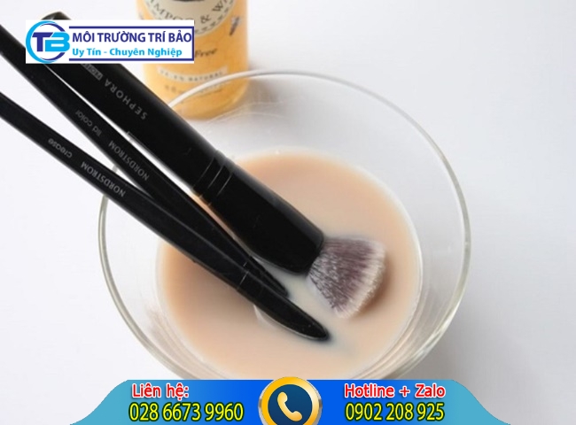 Baking soda tẩy rửa chổi trang điểm
