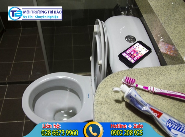 C&aacute;c nguy&ecirc;n nh&acirc;n b&agrave;n chải đ&aacute;nh răng rơi v&agrave;o bồn cầu