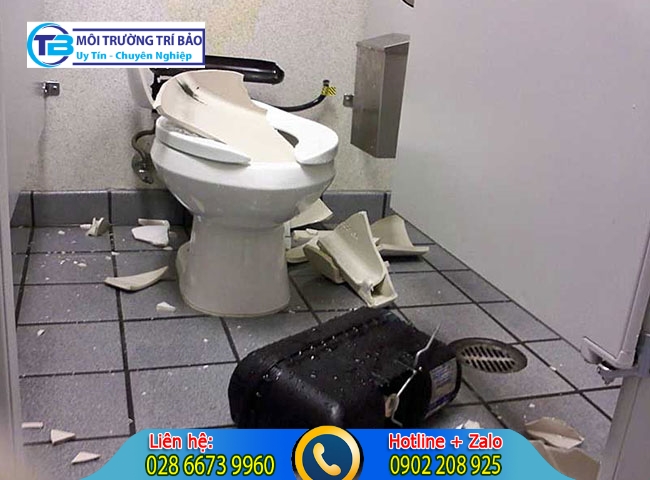 Do t&aacute;c động b&ecirc;n ngo&agrave;i l&agrave;m bồn cầu bị nứt