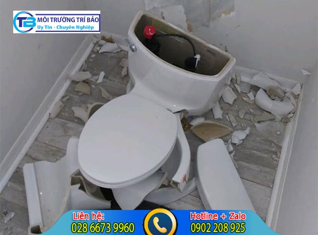 Thợ thi c&ocirc;ng l&agrave;m bồn cầu bị nứt