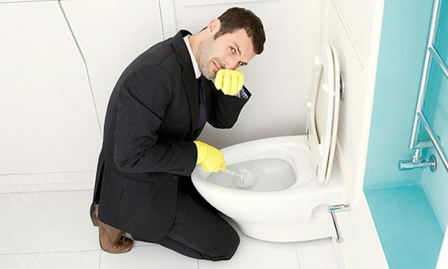 Nghẹt hơi g&acirc;y tắc nghẽn v&agrave; m&ugrave;i h&ocirc;i thối cho bồn cầu