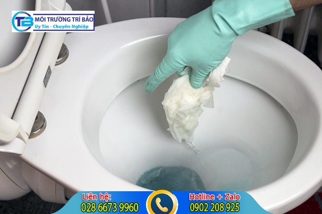 Bỏ qu&aacute; nhiều giấy vệ sinh xuống bồn cầu