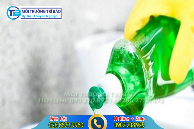 D&ugrave;ng nước rửa ch&eacute;n.