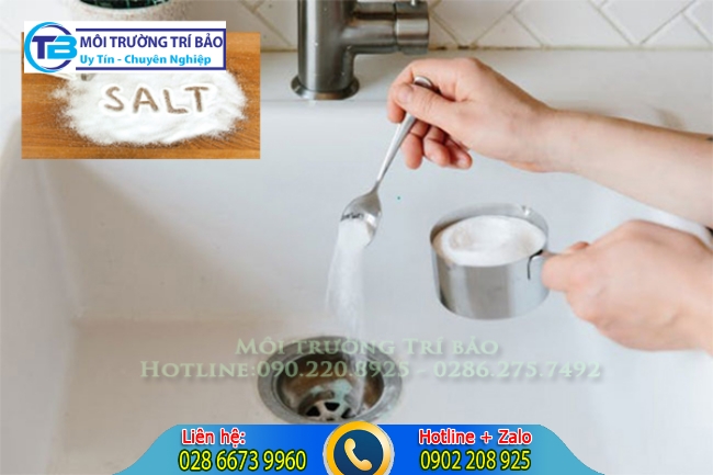 D&ugrave;ng muối th&ocirc;ng cống nghẹt.
