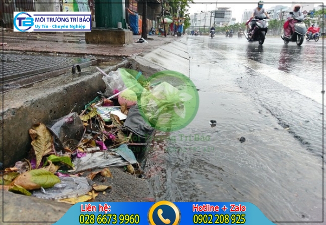 Rác thải gây nghẹt đường cống.