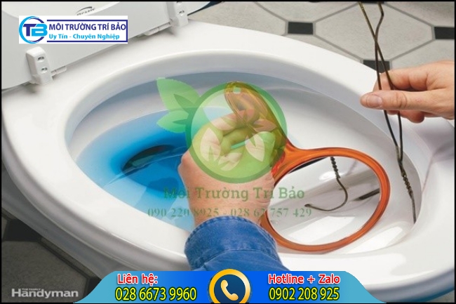 Dụng cụ thông cống bằng móc phơi quần áo
