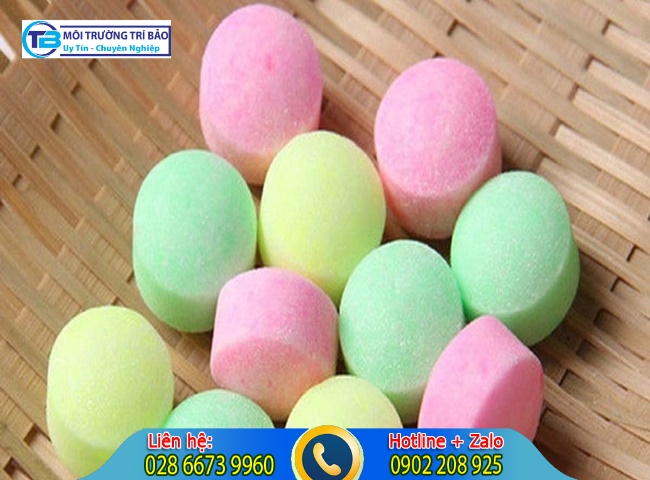 Cách khử mùi bồn tiểu nam bị hôi với viên khử mùi