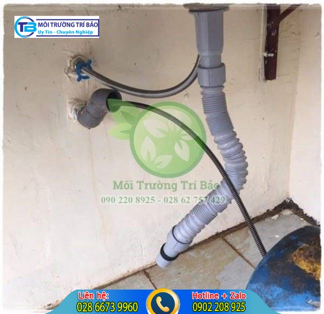 Thông bồn cầu bằng máy móc hiện đại.