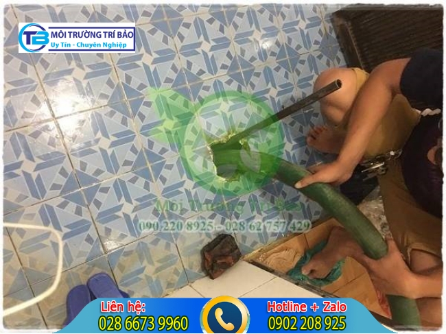 Tiến hành rút hầm cầu.