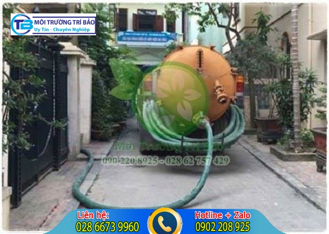 Rút hầm cầu trong khu phố.