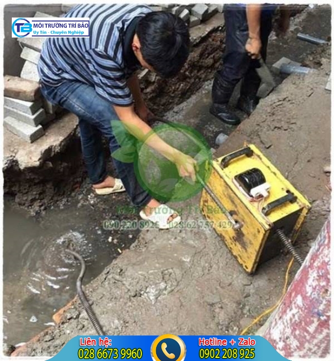 Nhân viên hút bể phốt Thái Bình.