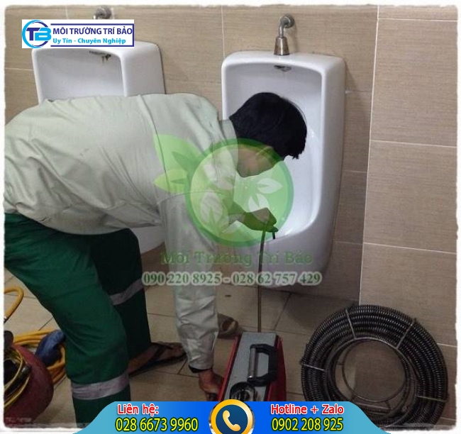 Xữ l&yacute; bồn cầu c&oacute; m&ugrave;i h&ocirc;i.