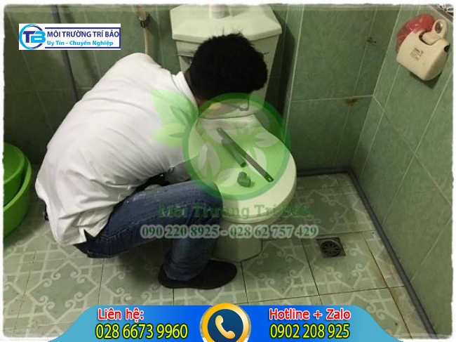 Nh&acirc;n vi&ecirc;n c&ocirc;ng ty Tr&iacute; Bảo khử m&ugrave;i h&ocirc;i bồn cầu.