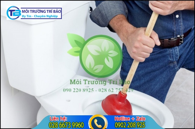Th&ocirc;ng bồn cầu ngồi xổm bằng c&acirc;y thụt bồn cầu