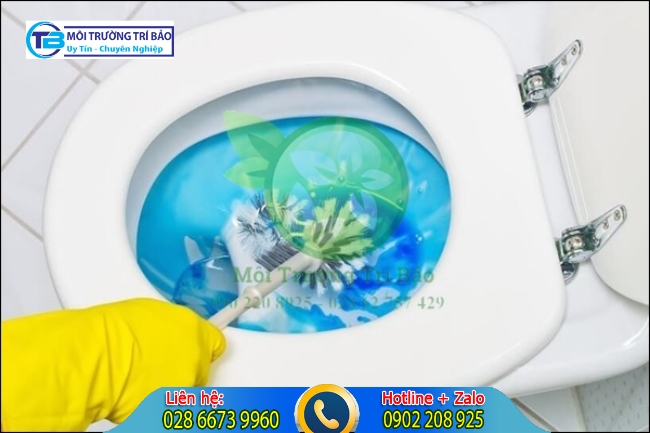 vệ sinh bồn cầu bằng c&aacute;c sản phẩm tẩy rửa