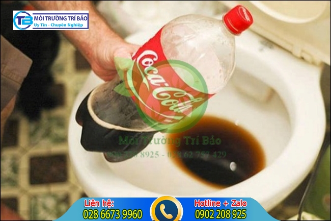 C&aacute;ch vệ sinh bồn cầu bằng Cocacola