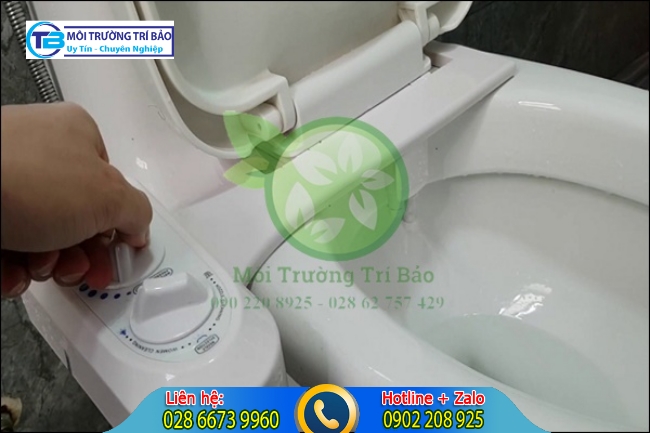 C&aacute;ch vệ sinh bồn cầu điện tử th&ocirc;ng minh Toto