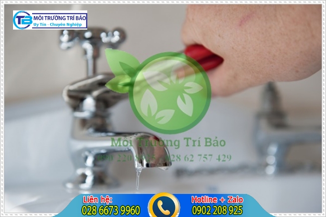Dùng mỏ lết thay vòi nước bồn rửa mặt