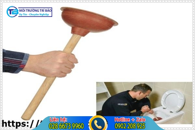 Chuẩn bị dụng cụ để vệ sinh bồn cầu.