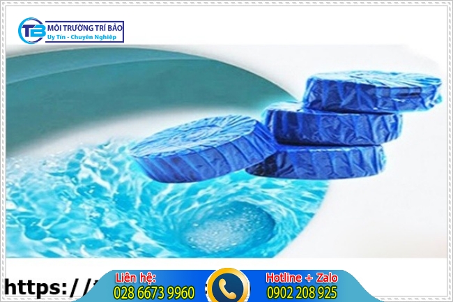 Sử dụng vi&ecirc;n tẩy vệ sinh bồn cầu.