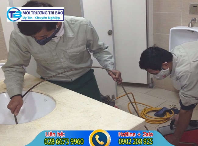 Xử l&yacute; th&ocirc;ng nghẹt lavabo cho kh&aacute;ch h&agrave;ng.