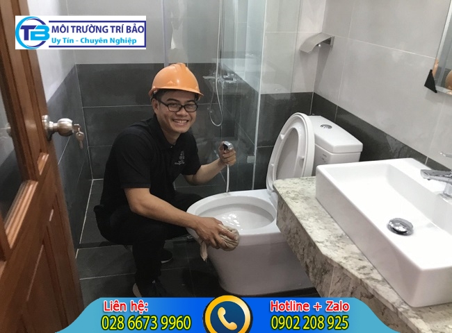 Thi c&ocirc;ng th&ocirc;ng nghẹt lavabo.