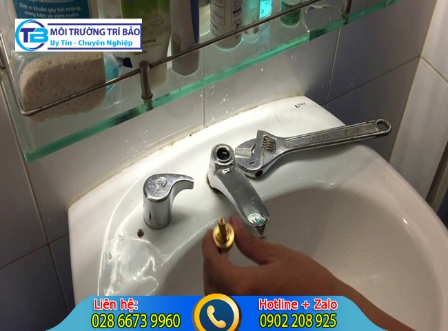 V&ograve;i nước bồn rửa mặt bị tắc v&agrave; gioăng 